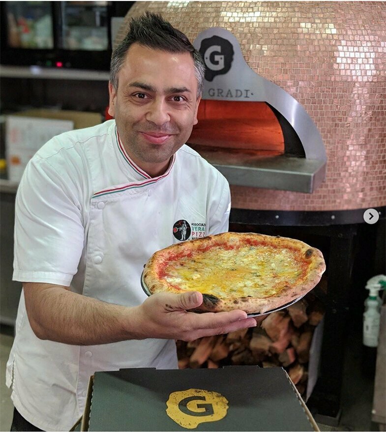 Хотите верьте, хотите нет, но в этой пицце — 154 сорта сыра. Её приготовил Джонни Ди Франческо из Мельбурна. Предыдущий рекорд — 111 сыров на пиццу: