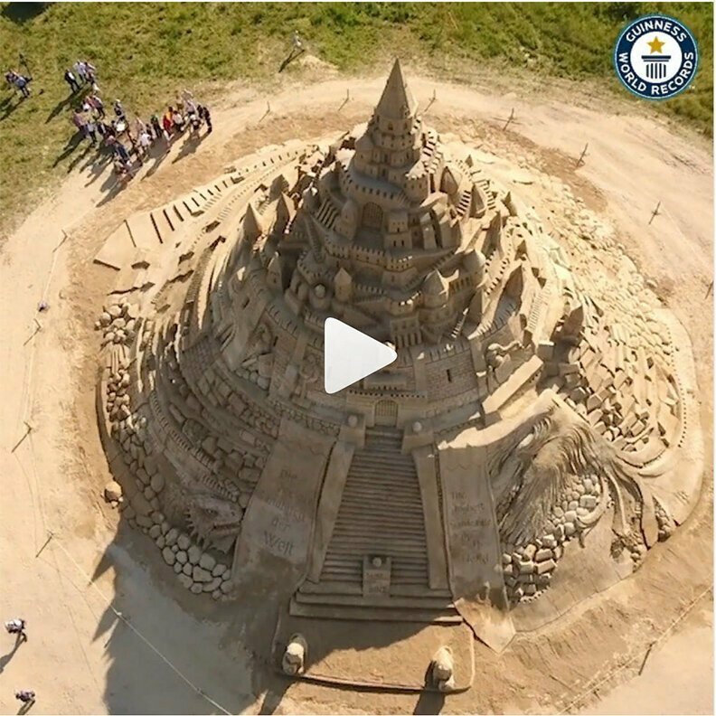 Самый большой замок из песка построили на острове Рюген в Германии. Высота сооружения составила 17,6 м. На его создание ушло 11 тысяч тонн песка: