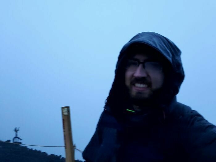 "Взобрался на гору Фудзи в 4.30 утра, чтобы увидеть рассвет. Но ничего не увидел из-за дождя и тумана"