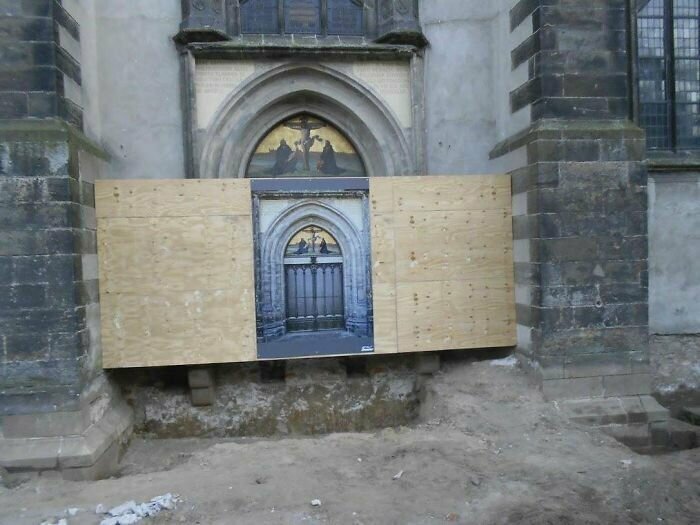 "В 2011 году я прилетел в немецкий Виттенберг, чтобы увидеть дверь, к которой Мартин Лютер прибил свои "95 тезисов". Но она была на реставрации"