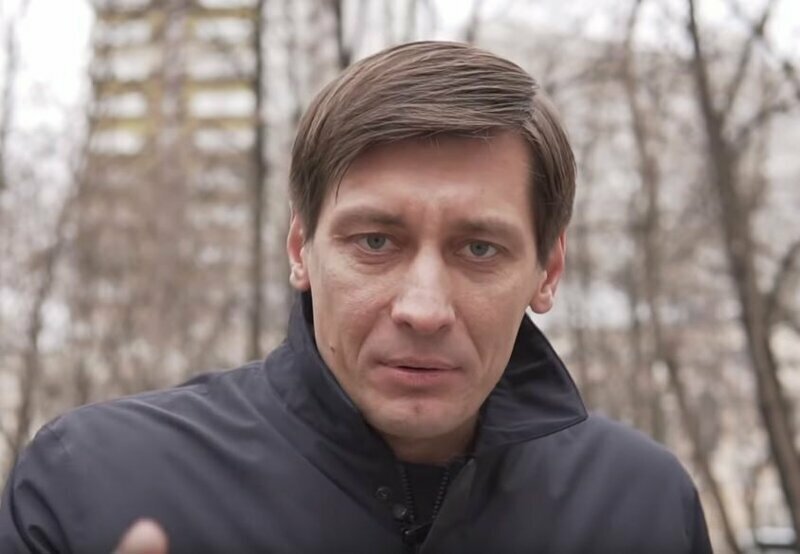 Обезумевший Гудков обещает расправу встретившим его в аэропорту журналистам