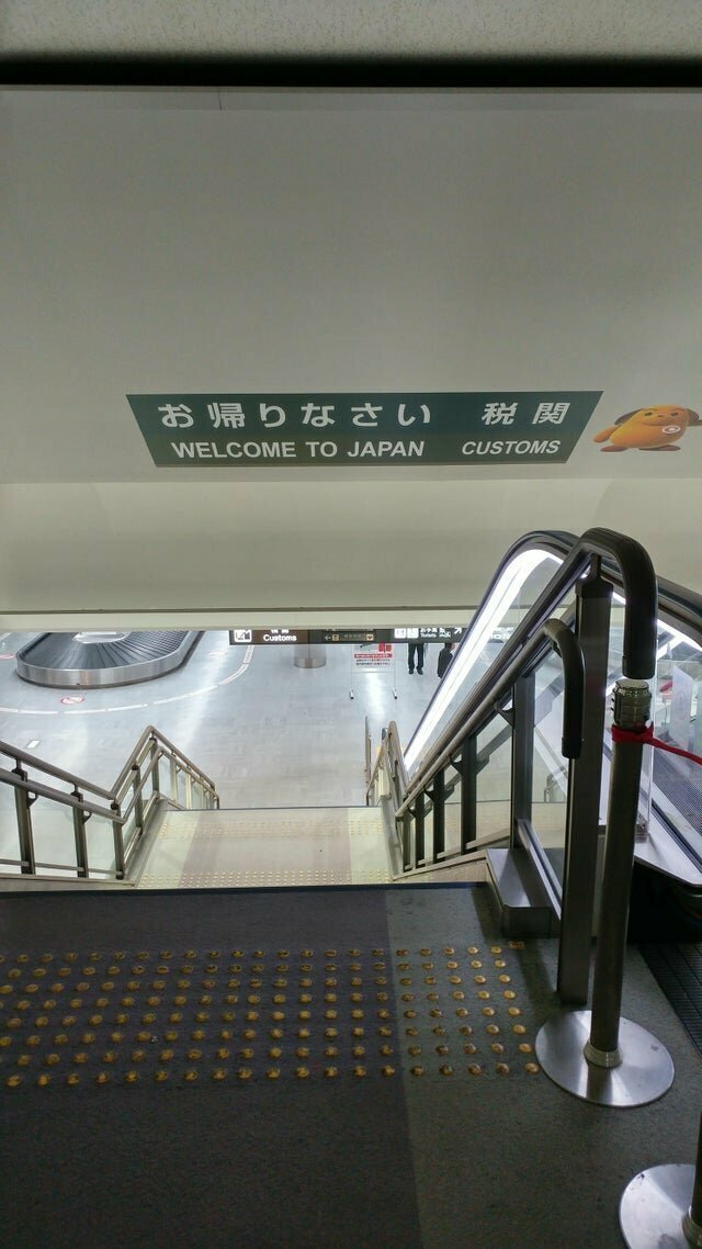 7. В аэропорту Нарита на английском написано «Добро пожаловать», а на японском — «С возвращением»