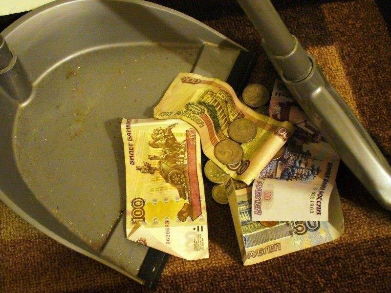 Женщина прятала деньги в башмаки и мусорный бак, но их всё равно украли