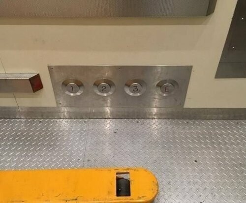 Когда руки заняты, нажать на нужный этаж в лифте можно ногами