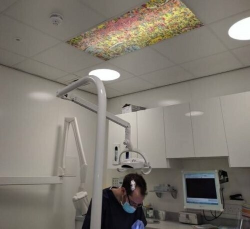 Головоломка на потолке в кабинете стоматолога, чтобы пациенту было чем занять мысли