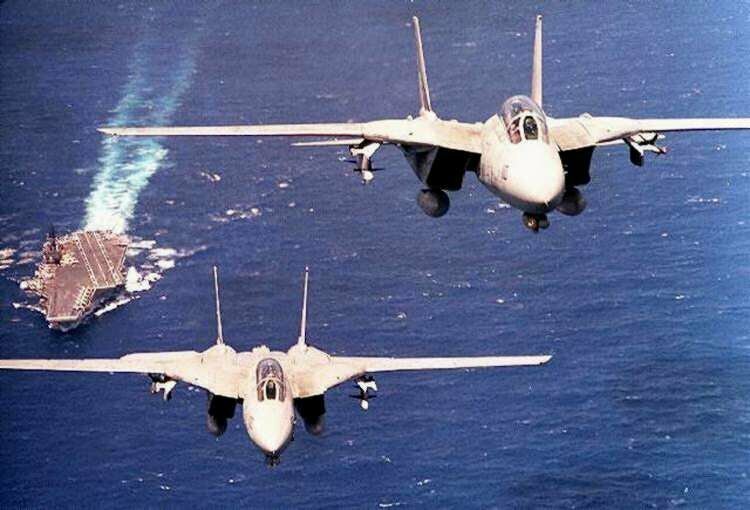 Взлет с авианосца пары палубных истребителей F-14 Tomcat