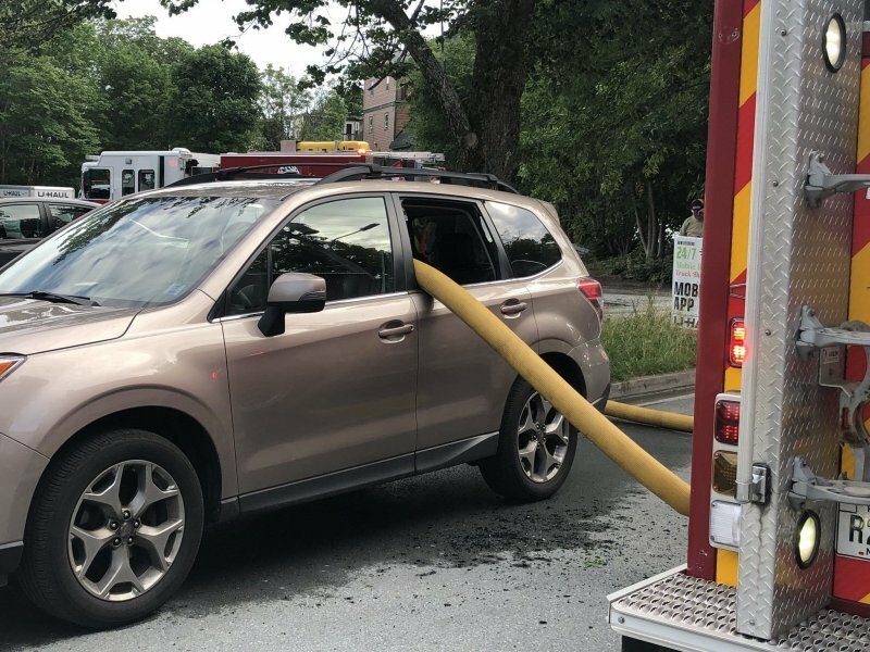 Канадским пожарным пришлось разбить окна автомобилю, припаркованному напротив гидранта