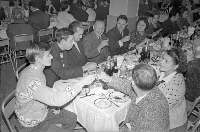 Банкет в цирке по случаю приезда французов. Второй слева - Никулин. 1960 г . 