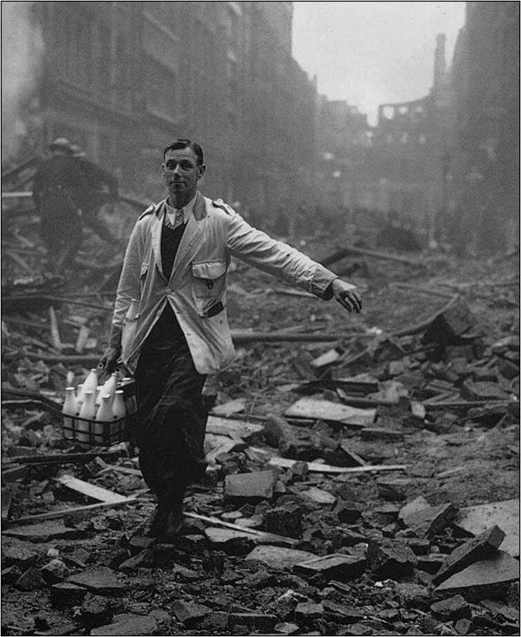 Молочник на работе, Лондон, 1940 год
