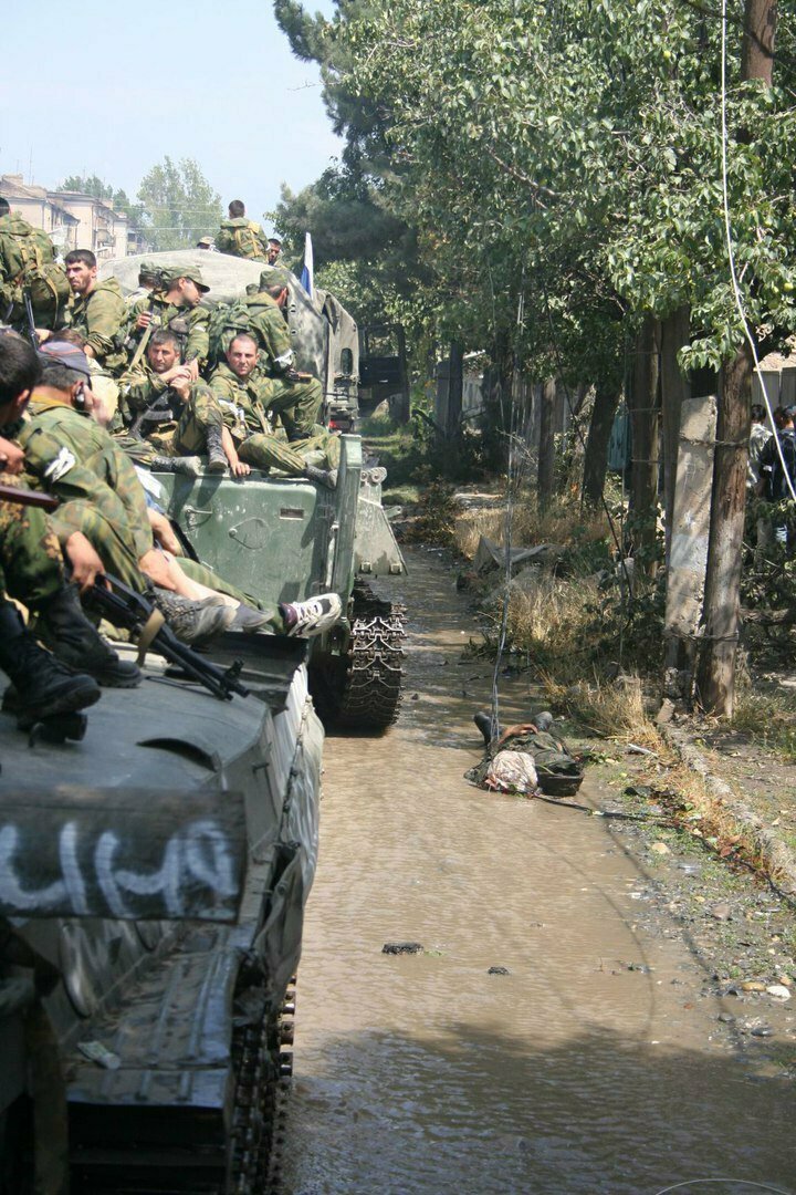 Бойцы батальона «Восток» движутся по Цхинвали, 10 августа 2008 года. 