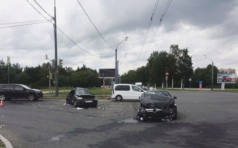 Авария дня. Двое малышей пострадали в Петербурге