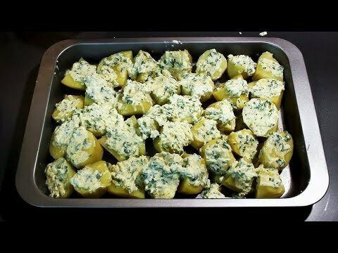 Просто выкладываем картошку на противень, смазываем заливкой и получаем вкуснейший гарнир