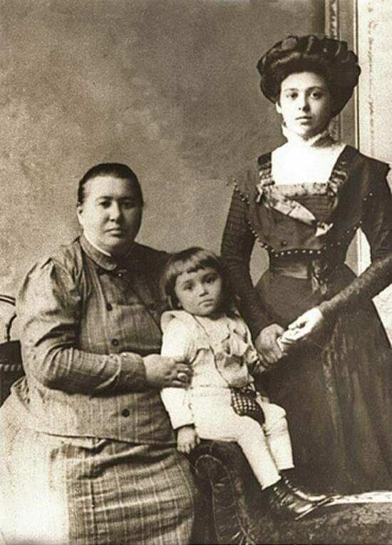 Сергей Королев с мамой и бабушкой, 1909 г. 