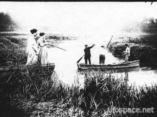 Женщины высматривают акул в ручье Матаван