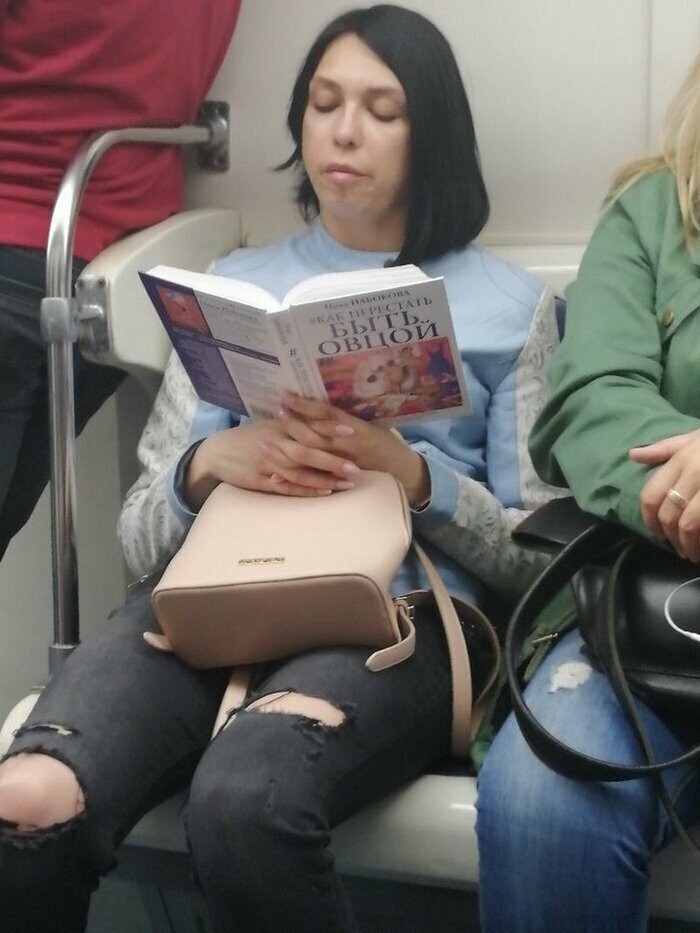 5. Что читают девушки в метро