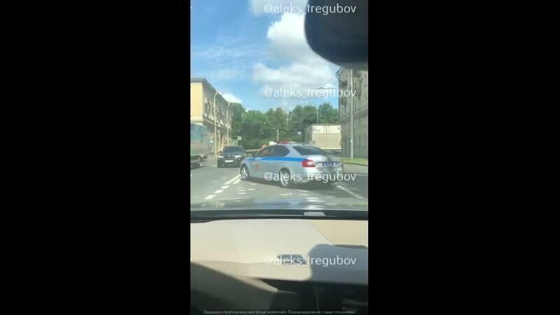 Стражи правопорядка на дорогах провели почти успешное задержание  злостного нарушителя на жёлтом автомобиле на Профессора Качалова 25 июля в Питере                                                                                                        