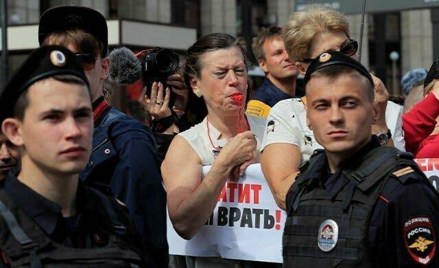Митинг в лицах: приезжие и подростки собрались «потусить» на протесте в Москве