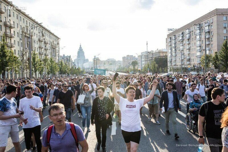 Митинг в Москве: бутылки, куски асфальта и слезоточивый газ