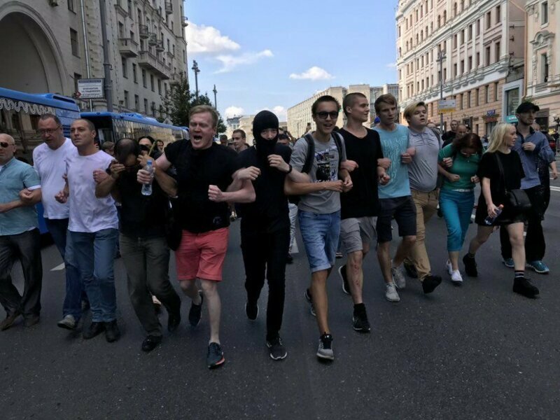 Митинг в Москве: бутылки, куски асфальта и слезоточивый газ
