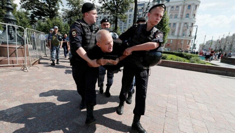 Кто на митинге животные — полиция или митингующие?