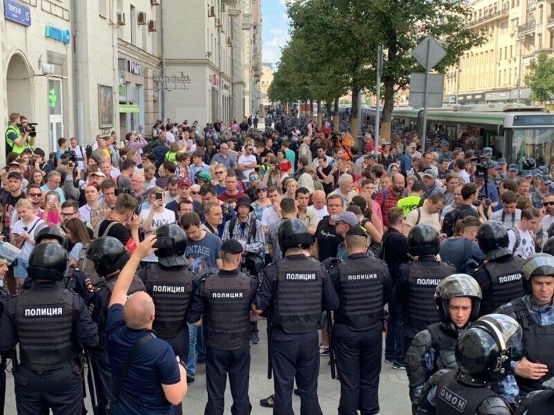 Кто на митинге животные — полиция или митингующие?