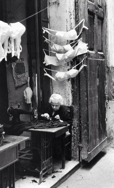 Уличная портниха. Италия, Неаполь, 1957 г.