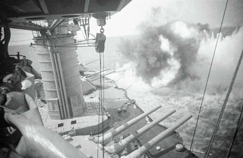 Линкор Черноморского флота «Парижская коммуна» ведет огонь орудиями главного калибра по немецким войскам, штурмующим Севастополь. Декабрь 1941г.