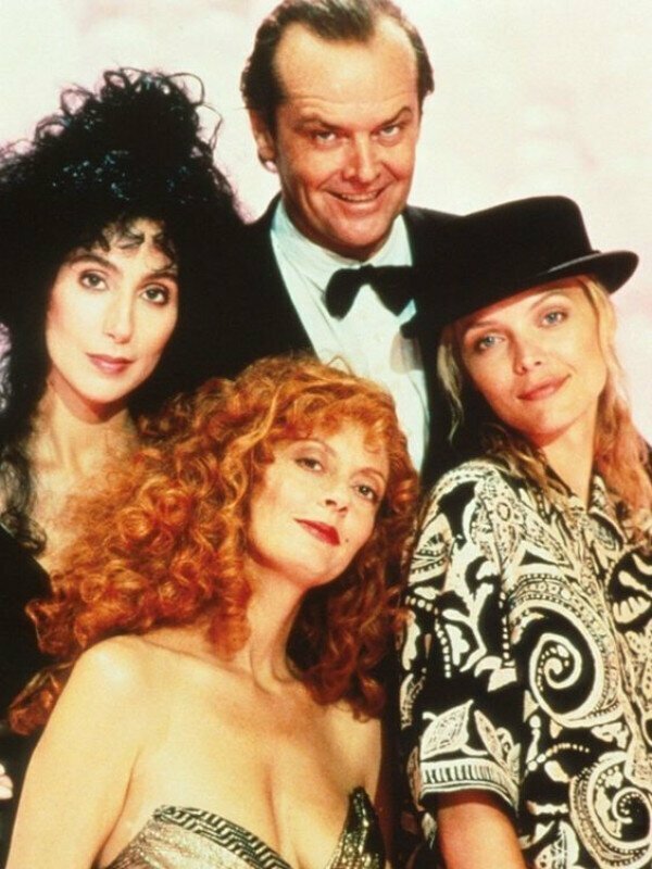 Джек Николсон и три ведьмы-подруги в фильме «Иствикские ведьмы» в исполнении Шер, Сьюзан Сарандон и Мишель Пфайффер, 1987 г.