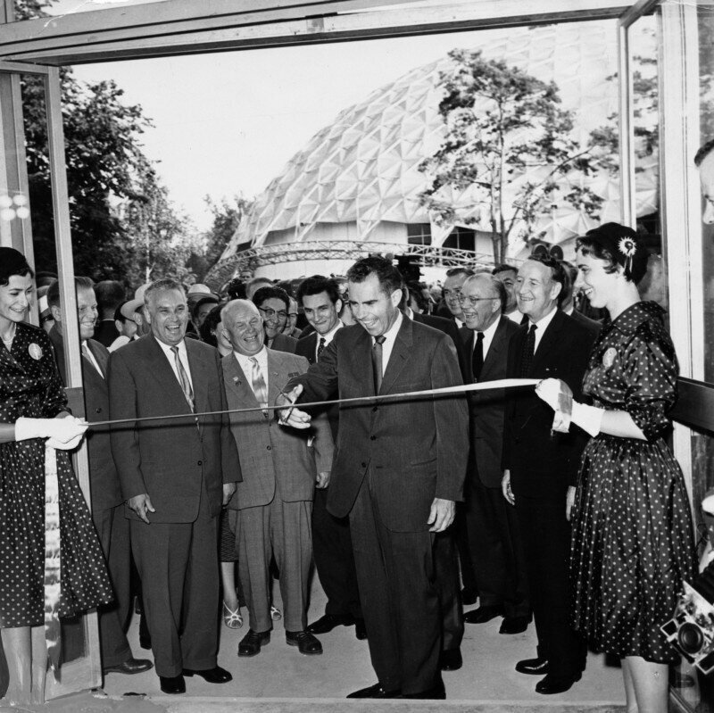 Никита Хрущёв и Ричард Никсон, 25 июля 1959 года, Москва, парк Сокольники. Открытие Американской национальной выставки в СССР