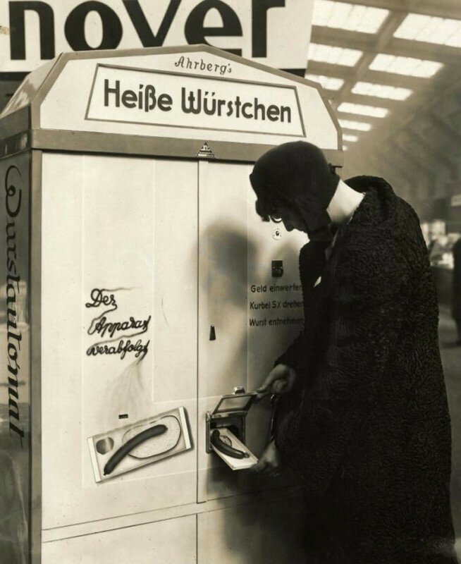 Автомат по продаже горячих колбасок на железнодорожном вокзале в Германии⁣,1931⁣