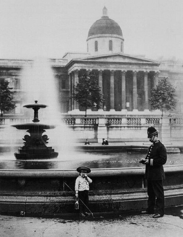 Полицейский допрашивает мальчика, который ловил рыбу в фонтане на Трафальгарской площади. Лондон. Великобритания. 1892 год.