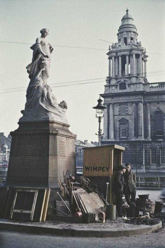 Двое рабочих возле мемориала "Титаника". Белфаст. Северная Ирландия. Соединённое Королевство Великобритании и Северной Ирландии. 1955 год.
