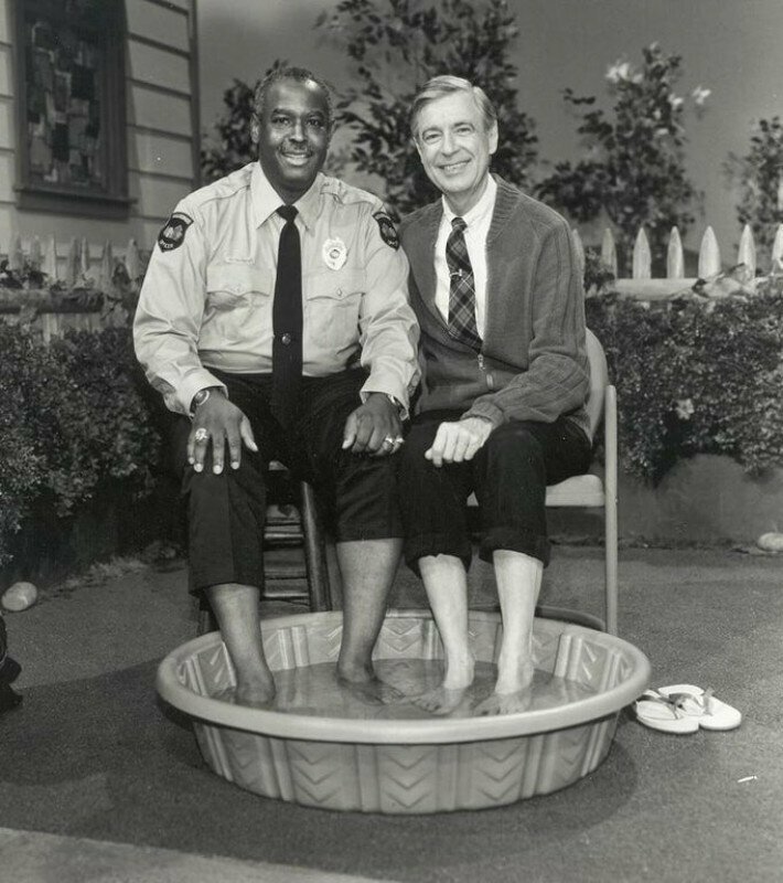 В 1969 году, когда чернокожим американцам было запрещено плавать рядом с белыми, телеведущий мистер Роджерс (Фред Роджерс) решил пригласить офицера Клеммонса присоединиться к нему и охладить ноги в бассейне, преодолев хорошо известный цветной барьер.
