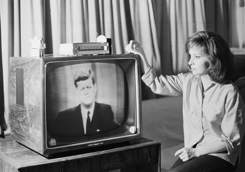 Джина Лоллобриджида на своей вилле в Риме следит за первой стутниковой телетрансляцией - пресс-конференцией президента Кеннеди 23.07.1962 г.