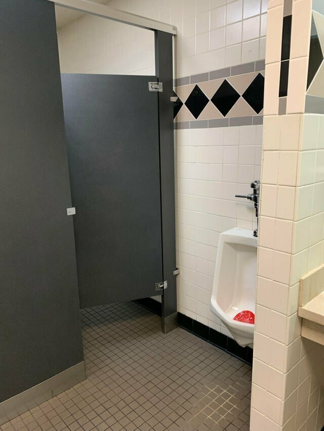 Дизайнер этого общественного туалета явно был не в себе, когда его проектировал