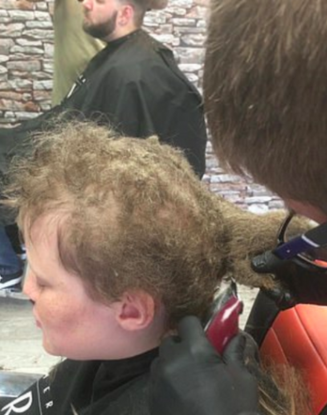 Не стригшийся десять лет подросток шокировал парикмахера своими волосами