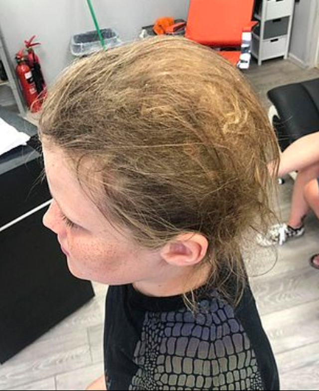 Не стригшийся десять лет подросток шокировал парикмахера своими волосами