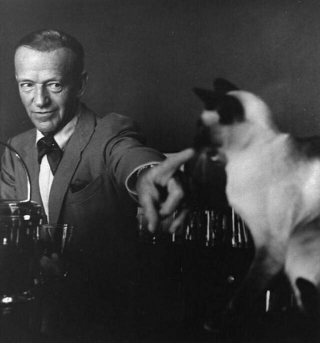 Фред Астер и его сиамский кот Карлайл, 1962