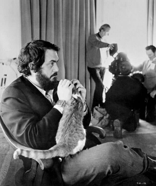 Стэнли Кубрик играет с котом на съемочной площадке "Заводного апельсина", 1972