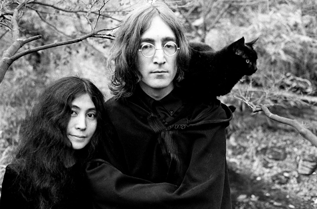 Йоко Оно и Джон Леннон с кошкой, Уэйбридж, Суррей, Англия, 1968