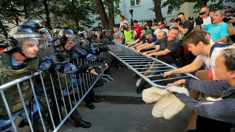 Так, «Каспаров.ру» «выстрелил» «информацией» о том, что полиция для разгона «манифестантов» использовала слезоточивый газ. 