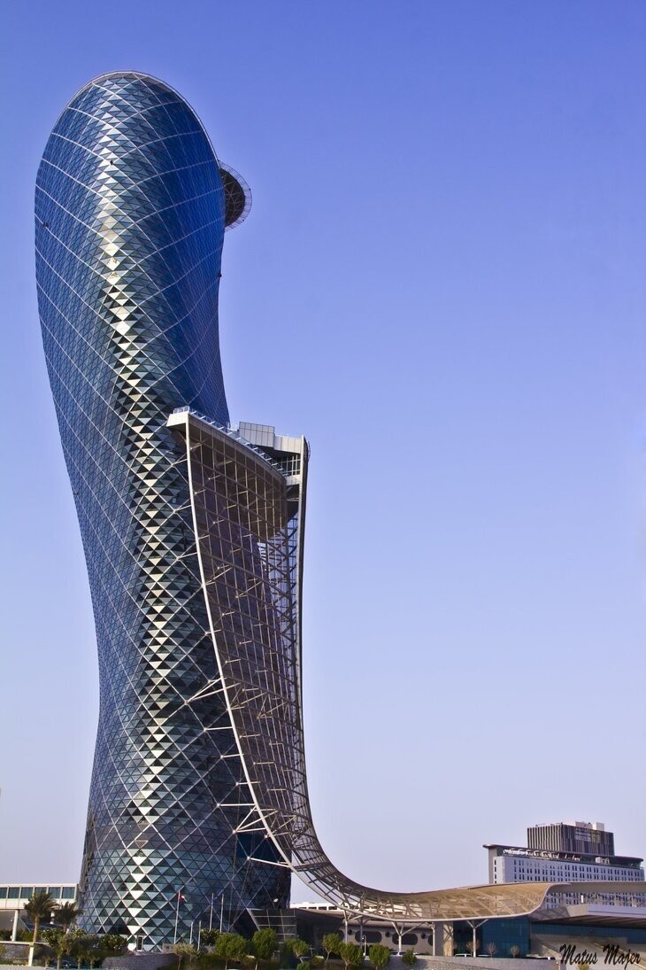 Падающий небоскреб Capital Gate