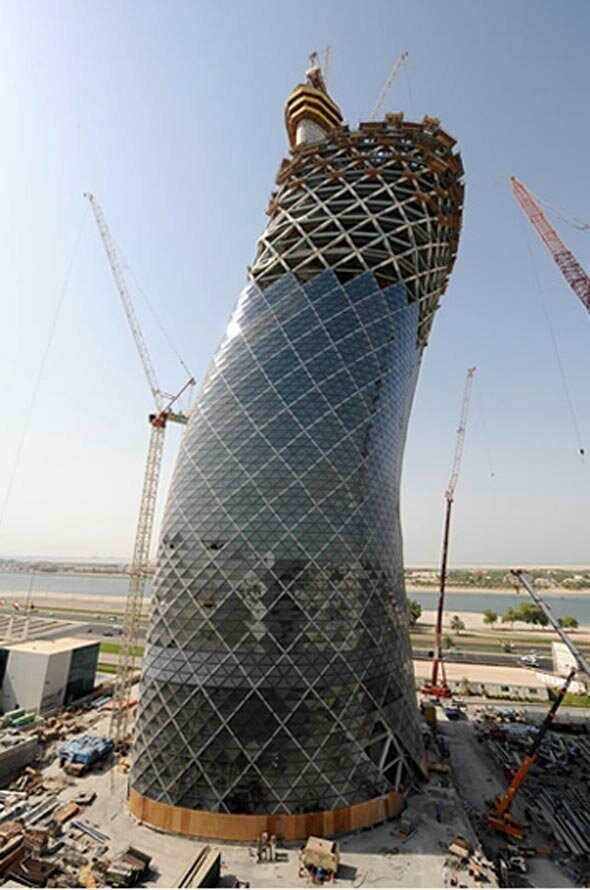 Падающий небоскреб Capital Gate