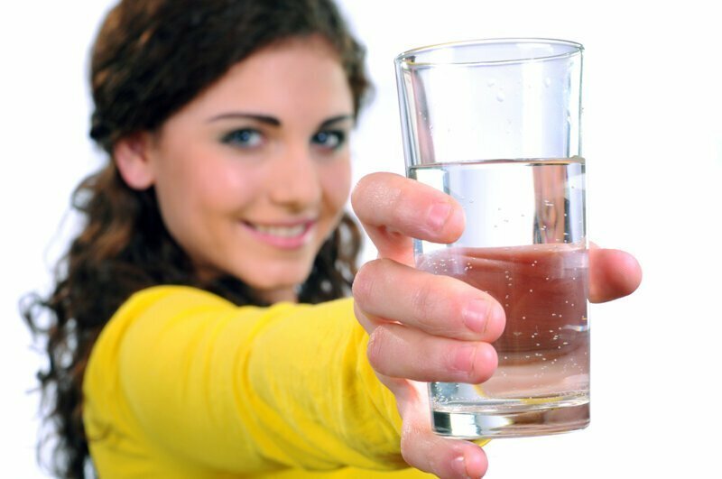 Почему при похудении нужно пить много воды?