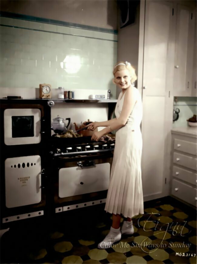 Джин Харлоу на кухне, 1930-е