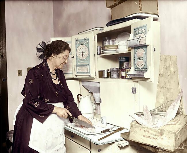 Женщина на кухне, 1924