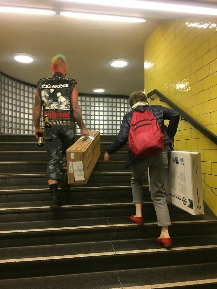 1. Панк помогает женщине с тяжелым багажом в метро Берлина