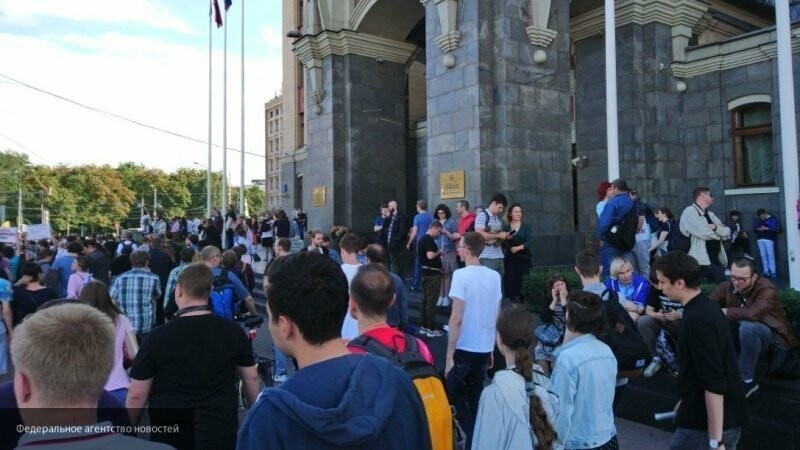 Либералы жестили по западным методам: митинг в Москве оказался просто спектаклем