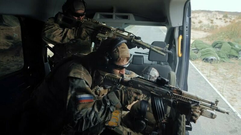 Сотрудники спецназа УФСБ одного из регионов России испытывают на себе бронежилеты 