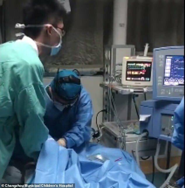 В Китае 30 врачей по очереди 5 часов делали умирающему ребенку массаж сердца, чтобы спасти его
